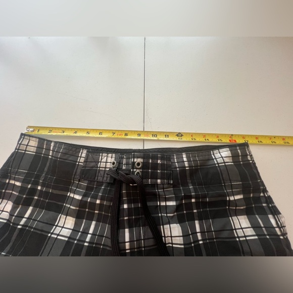 MOSSIMO SUPPLY MENS BLACK/WHITE PLAID HYBRID SWIM TRUNKS. SIZE 34. LIKE NEW - Picture 6 of 7